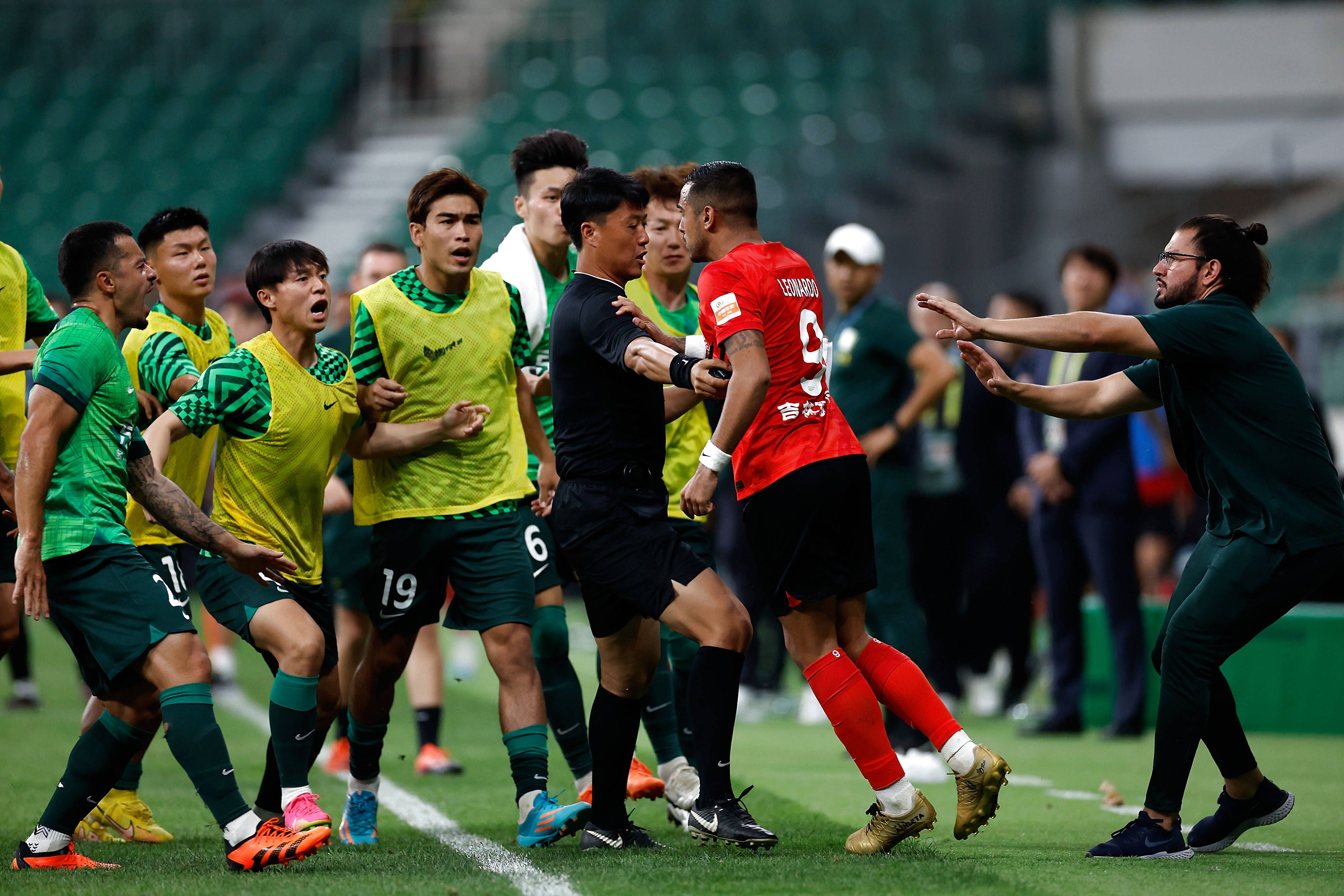 曼联19岁中后卫坎布瓦拉今天首发迎来一线队首秀，20岁的中卫本内特替补待命。